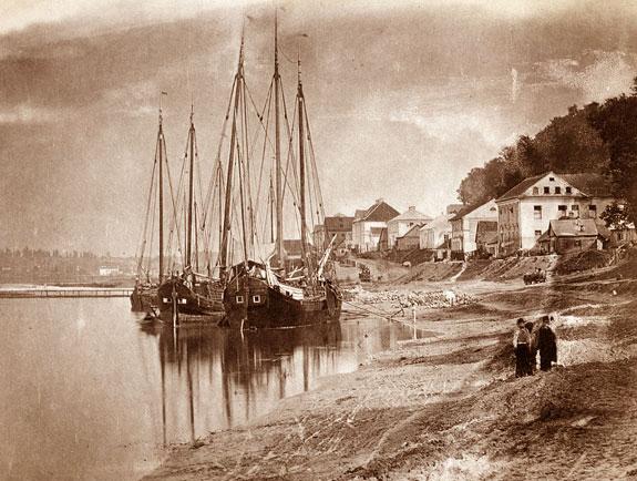 Lithuania,_Kaunas_-_cargo_riverboats_in_Nemunas_river,_19th_century